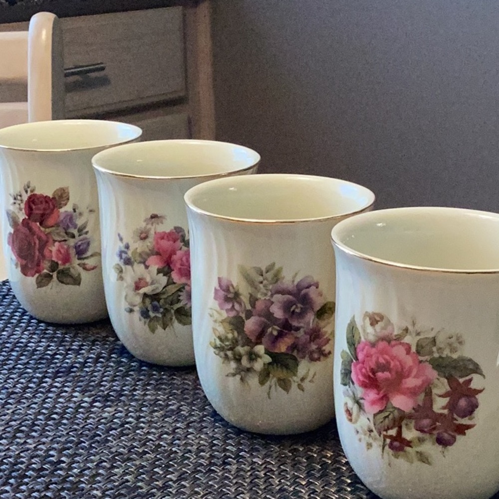 Elegant set of Four Coffee/Tea Mugs.